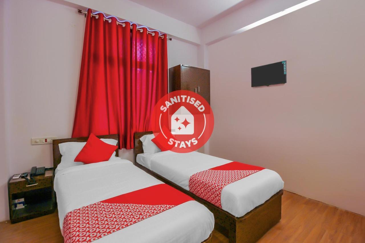 Oyo 17168 Hz Lodge Hyderabad Exterior photo