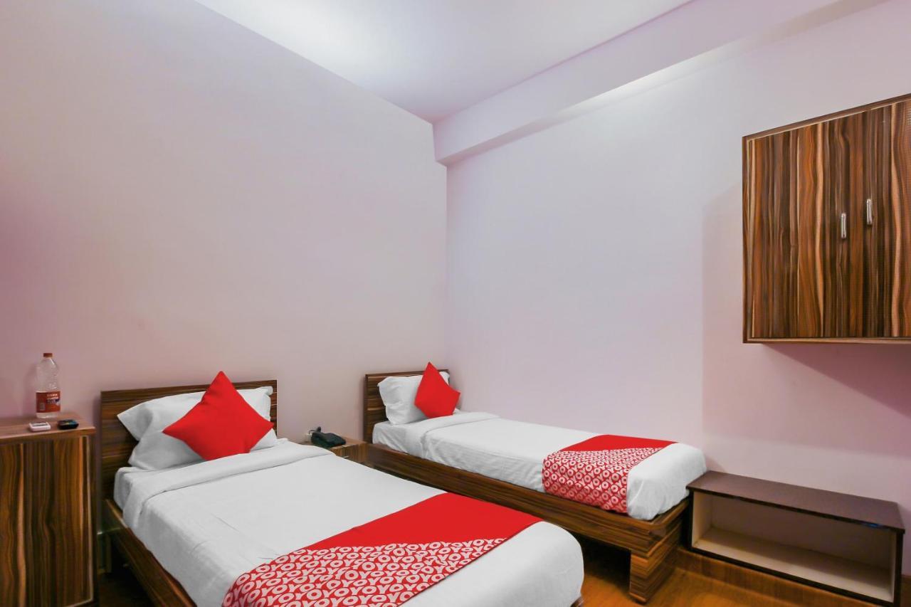 Oyo 17168 Hz Lodge Hyderabad Exterior photo