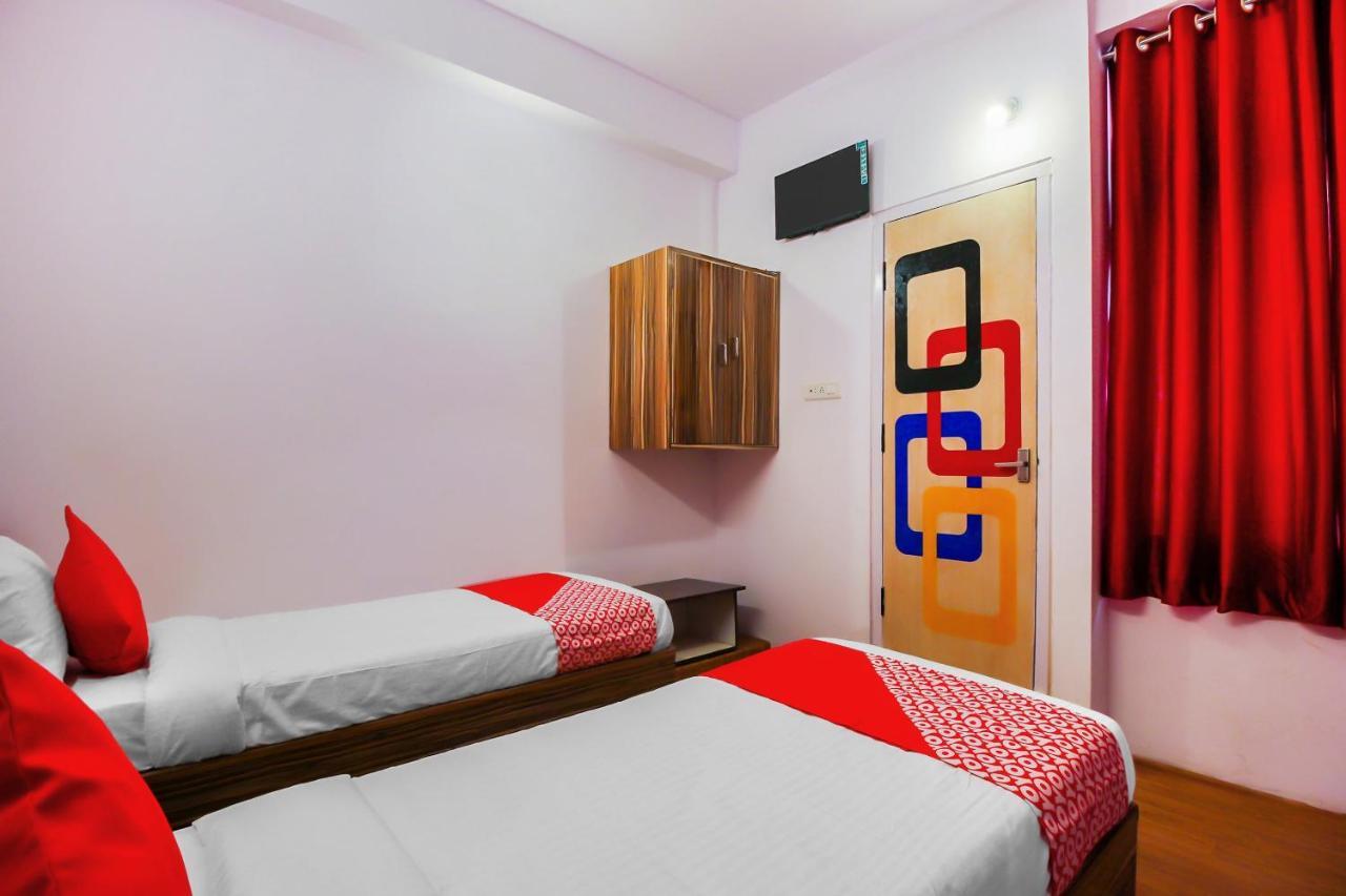 Oyo 17168 Hz Lodge Hyderabad Exterior photo